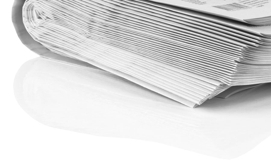 wydrukowane gazety zrolowane na pół